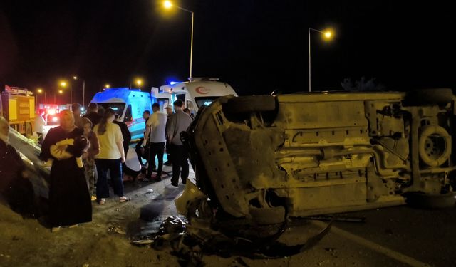 Düğünden dönen ailenin bulunduğu araç takla attı: 6 yaralı