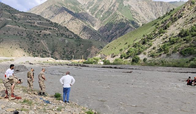 Hakkari’de bir çoban dereye kapıldı