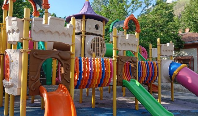 Hakkari’de tahrip edilen çocuk parkı yeniden hizmete açıldı