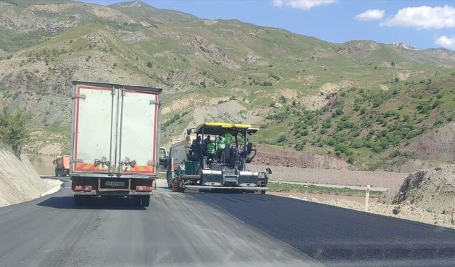 Hakkari-Van yolunda yeni güzergahta asfalt çalışması
