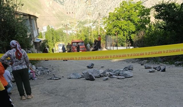 Hakkari’de bozuk yol tepkisi: Mahalleli yolu kapattı