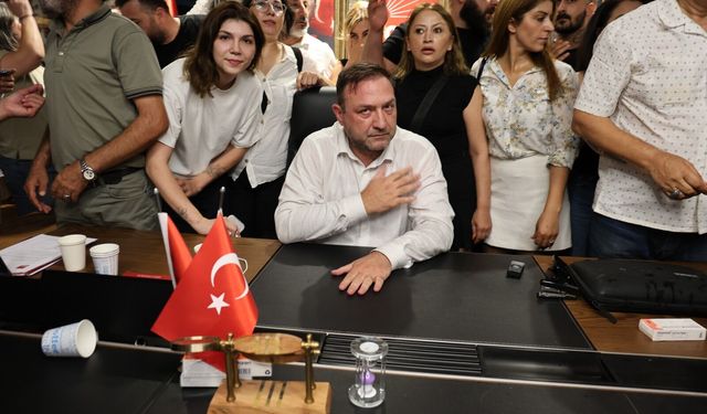 CHP İzmir İl Başkanlığı koltuğuna oturan Gümrükçü: Yakam paçam dağıldı
