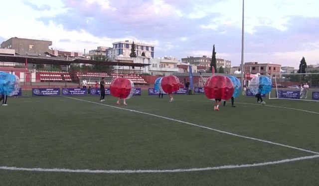Silopi'de gençler balonun içerisinde futbol oynadı