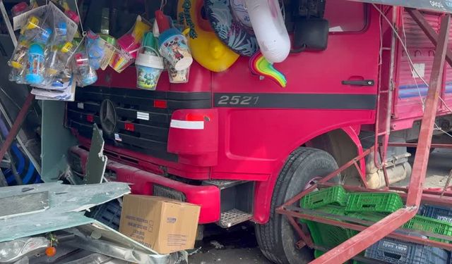 Adana'da sürücüsünün kontrolünden çıkan kamyon markete girdi