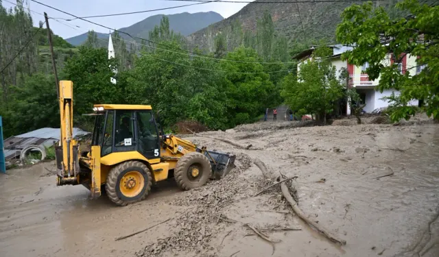 Heyelan nedeniyle bazı mahalle yolları ulaşıma kapandı