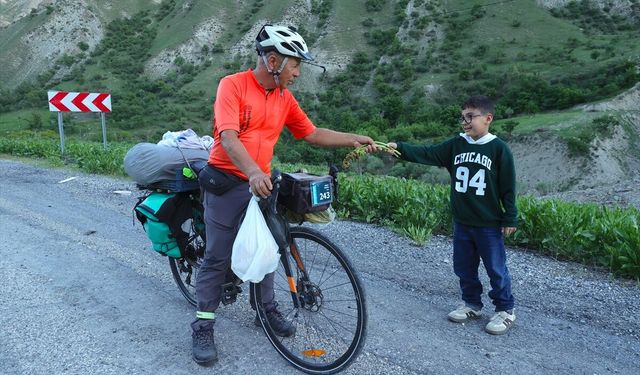 Emekli öğretmen bisikletle Hakkari'ye geldi