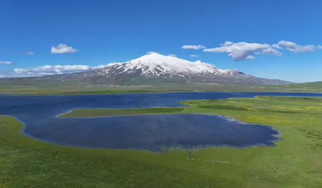 Süphan Dağı ve Cil Gölü manzarası büyülüyor