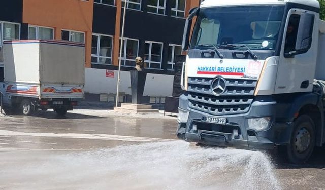 Hakkari'de okul ve cami önleri yıkandı