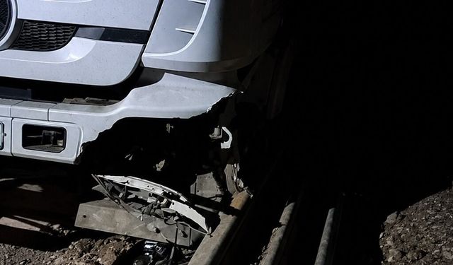 Hakkari’de gece yarısı TIR kazası: Facia son anda önlendi