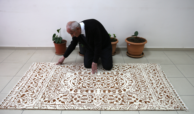 Mezar taşındaki motifler 700 bin ilmekle halıya işlendi