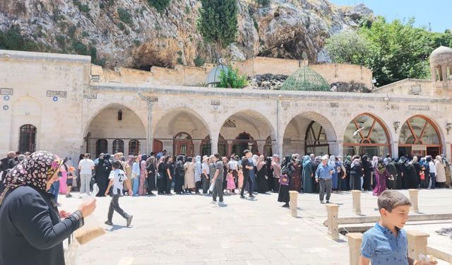 Öğrenciler, LGS öncesi Balıklıgöl'de dua etti
