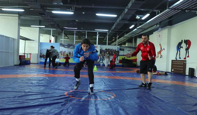 Ablasını örnek aldı güreşte Türkiye şampiyonu oldu