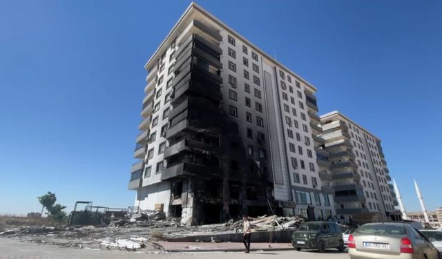 Şanlıurfa’daki yangında 1 iş yeri ile 8 daire zarar gördü