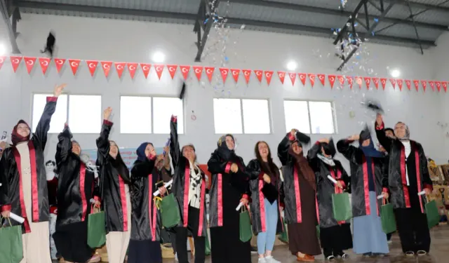56 yaşında lise diploması alıp kep attı; hedefi üniversite