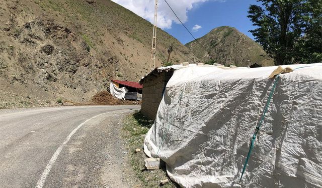 Hakkari'de yol kenarındaki yapı tehlike saçıyor