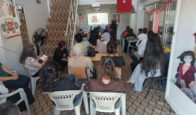 Hakkari’de ADEM kursiyerlerine Afet Farkındalık eğitimi