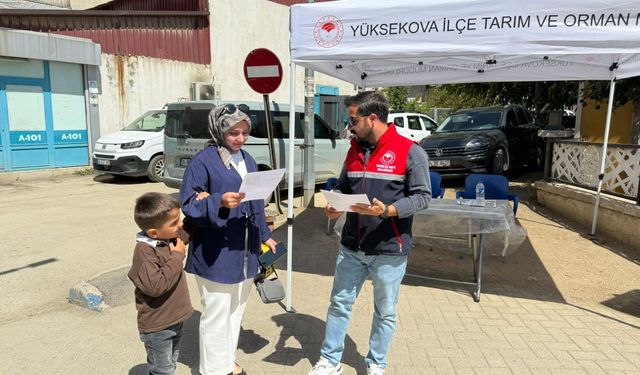 Hakkari'de vatandaş ve çiftçilere bilgilendirici broşür dağıtıldı