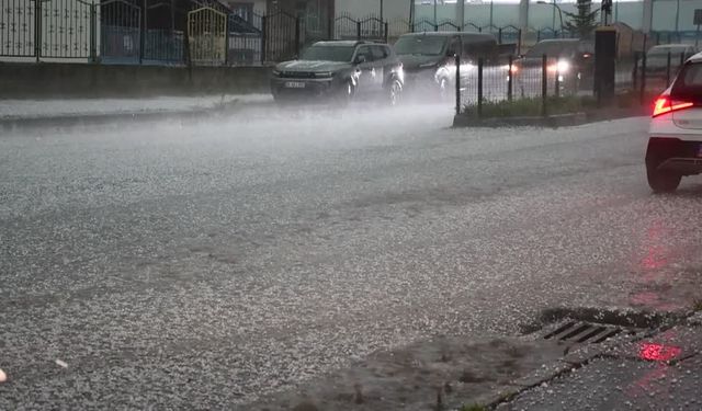 Kars'ta sağanak ve dolu hayatı olumsuz etkiledi