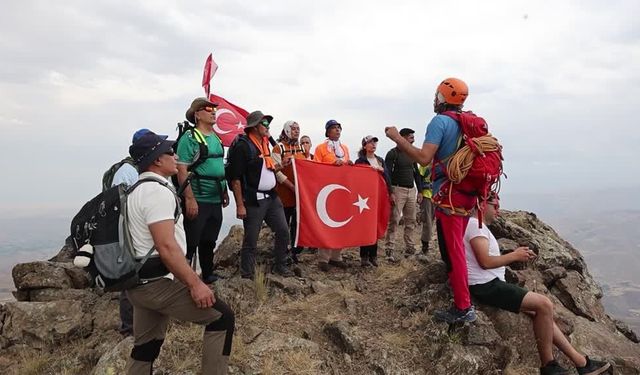 30 dağcı Zafer Bayramı'nı zirvede kutladı