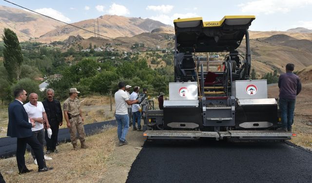 Hakkari’de ulaşım yatırımları sürüyor: Geçitli’ye BSK asfalt