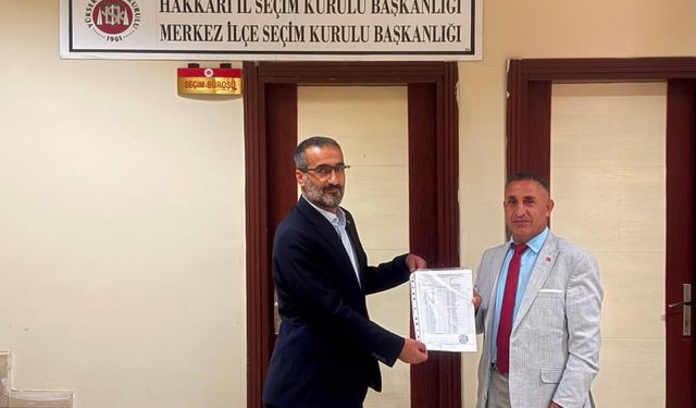 Hakkari MHP Merkez İlçe Başkanı Gültekin mazbatasını aldı