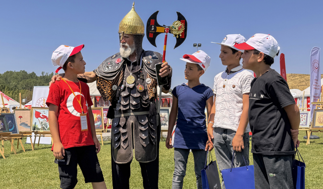 Hasan dede temsili kıyafetiyle Malazgirt ruhunu yaşatıyor