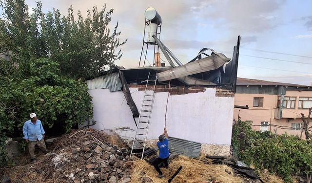 Erzincan'da yangın 8 evi kullanılamaz hale getirdi