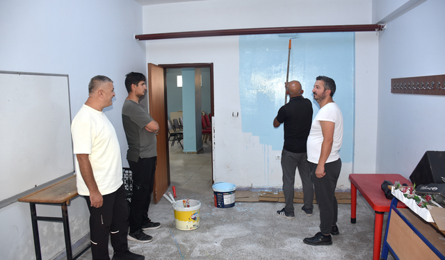 Van'da öğretmen ve veliler el ele verip okulu yeniledi