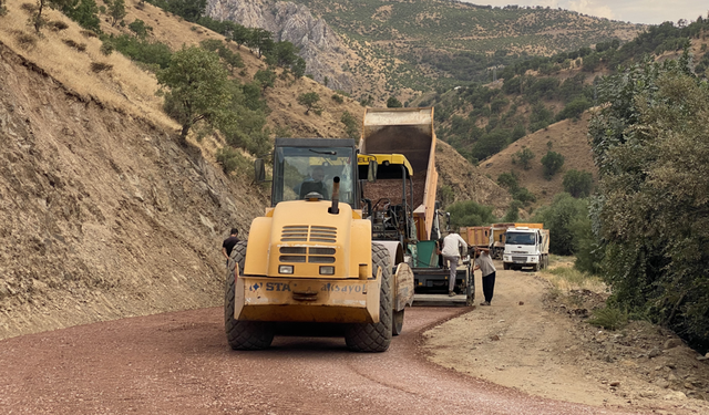 Hizan'da köy yollarında iyileştirme çalışmaları sürüyor