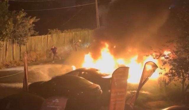 Oto galeriye ait park halindeki otomobiller alev alev yandı