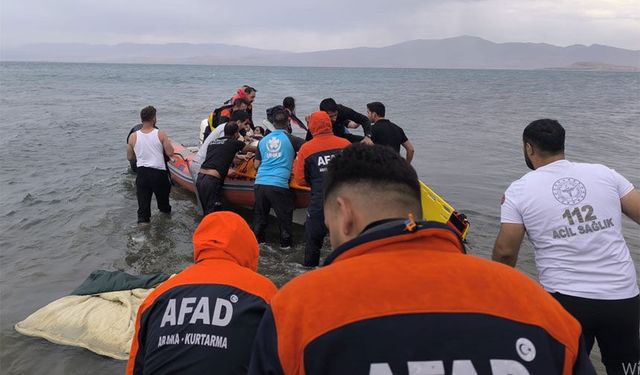 Van Gölü açıklarına sürüklenen 3 kişi kurtarıldı