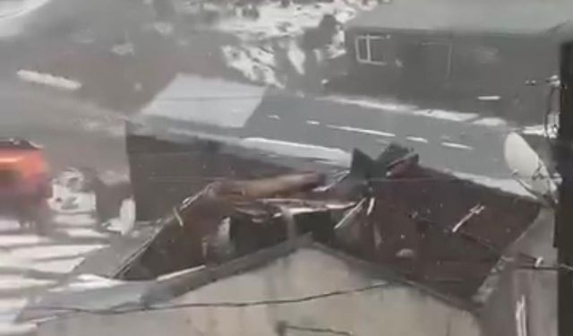 Çıldır'da dolu ve fırtına çatıları uçurdu