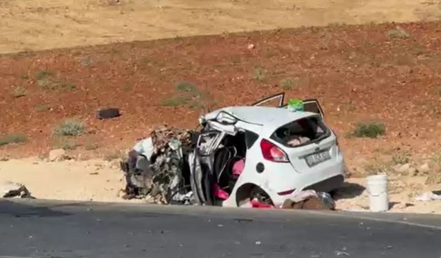 İki araç kafa kafaya çarpıştı: 2 ölü, 4 yaralı