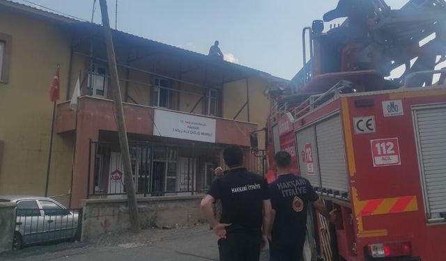 Hakkari’de çatıda mahsur kalan işçiyi itfaiye kurtardı