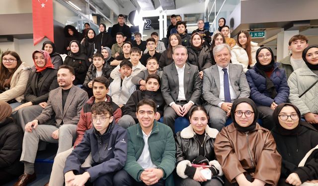 Üniversiteyi kazanan öğrencilere başarı ödülü
