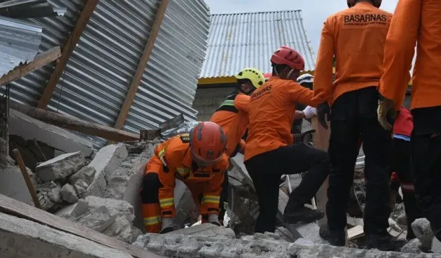 Endonezya'da deprem bilançosu ağırlaşıyor