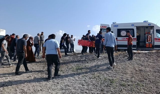 Van'da hafif ticari araç takla attı: 1’i ağır 6 yaralı
