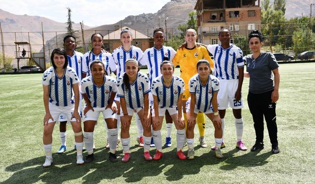 Hakkari’nin kadın futbol takımına Betül Sayan Kaya’dan tebrik
