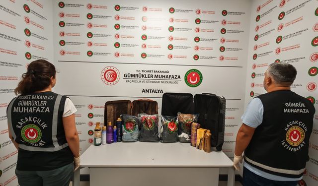Antalya Havalimanı’nda 18 kilo 921 gvram likit metamfetamin ele geçirildi