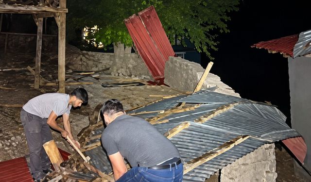 Hakkari’de şiddetli rüzgar çatı uçurdu