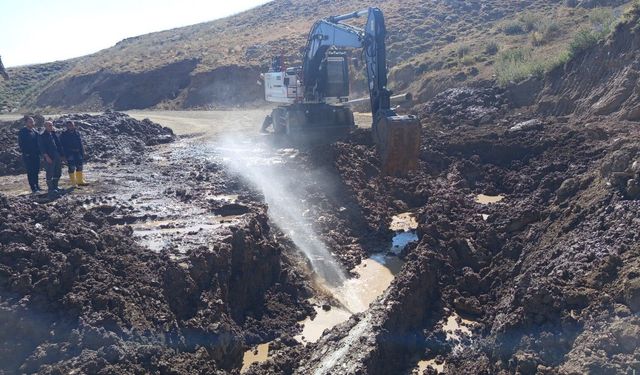 Hakkari’nin yüksek kesimlerinde zorlu su hattı mesaisi