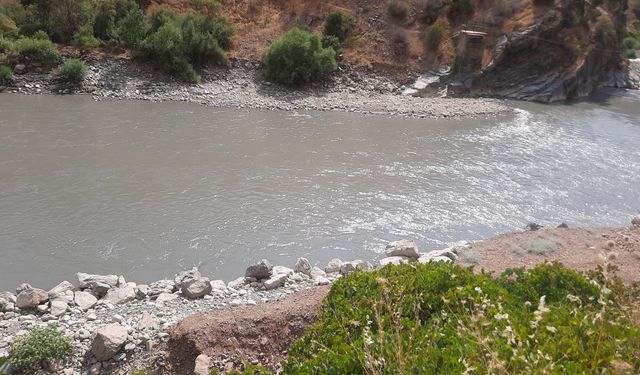Hakkari’de heyelan sonrası riskli atıklar için harekete geçildi