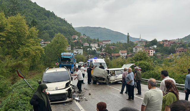 Otomobil ve hafif ticari araç çarpıştı: 1'i bebek, 7 yaralı