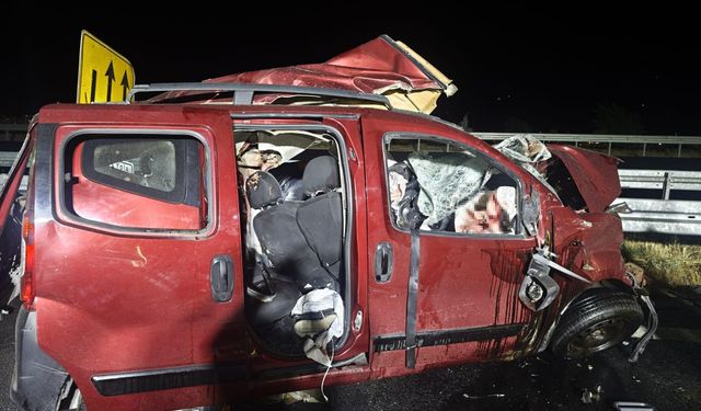 TIR ile hafif ticari araç çarpıştı: 3 ölü