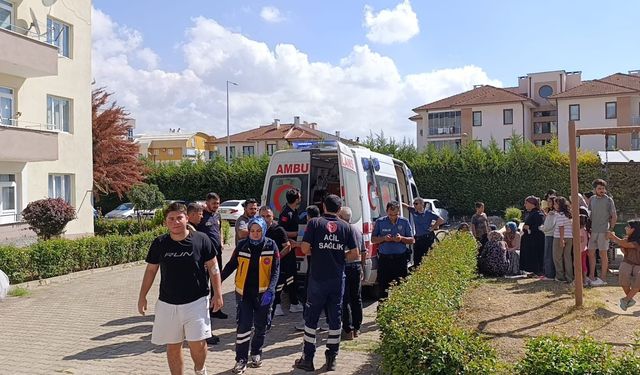 Evin mutfağında çıkan yangında 2’si çocuk 4 kişi dumandan etkilendi