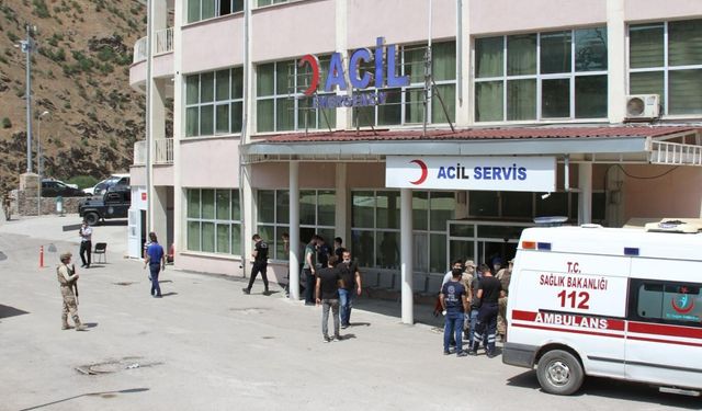 Hakkari’de üçüncü katın balkondan düşen F.Ş. hastaneye kaldırıldı