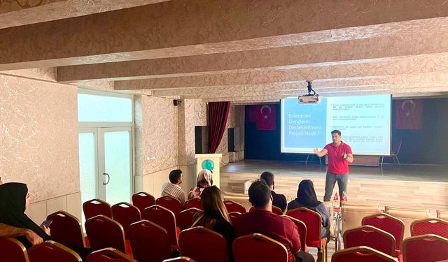 Hakkari’de Gençlere Evlilik Öncesi Eğitim Verildi