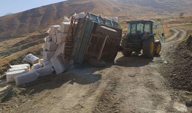 Hakkari’de üreticinin yol çilesi kazayla sonuçlandı: Römork devrildi