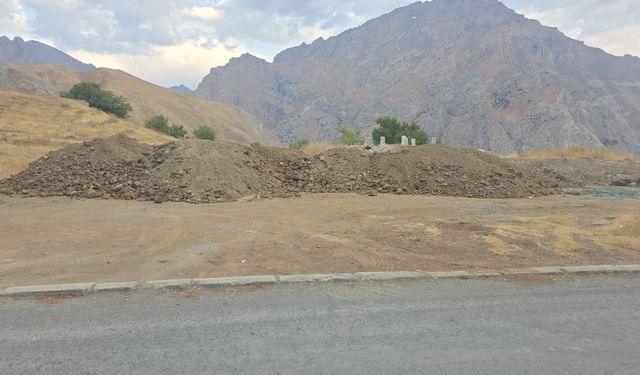 Hakkari’de mezarlığa dökülen hafriyata mahalle sakinleri tepki gösterdi