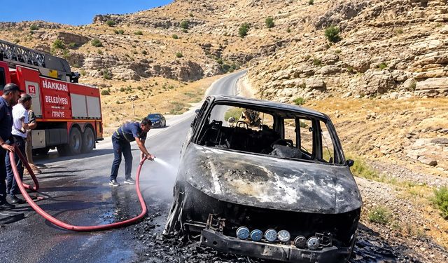 Hakkari-Şırnak yolunda seyir halindeki araç yandı